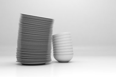 beyaz zemin üzerine yığılmış dishware