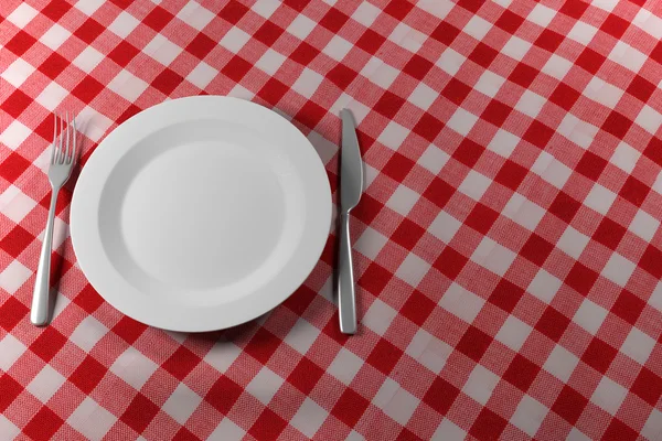 포크 나이프와 접시에 빨간 테이블 피복 — 스톡 사진