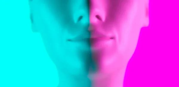紫と色の背景にアクアライトで照らされた若い女性の仮想現実のアバターのクローズアップ — ストック写真