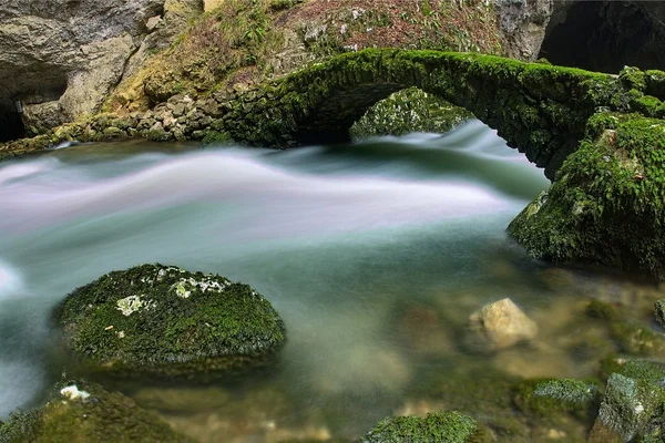 Pont et ruisseau en pierre — Photo