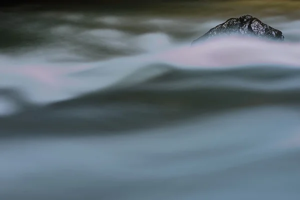 牢固的岩石反流 — 图库照片