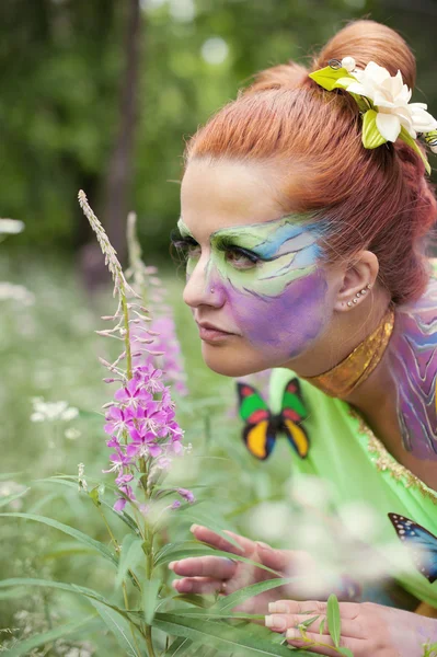 Retrato de beleza jovem com borboletas ao ar livre — Fotografia de Stock