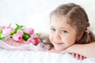 küçük kız Pembe Lale ile yalan