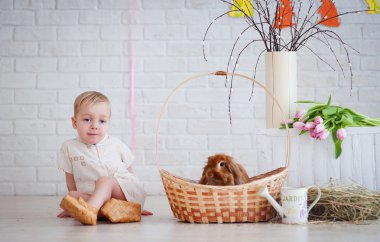 tavşan ve Paskalya süsleri olan küçük çocuk