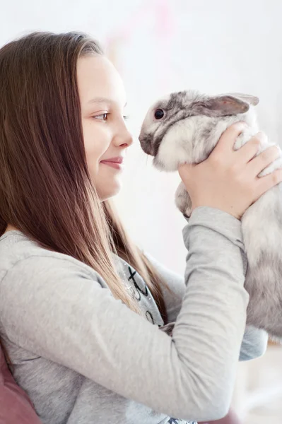 Y girl with the rabbit — Stock Photo, Image