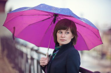 Şemsiyeli genç kadın