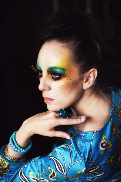 Femme avec coiffure et maquillage de mode — Photo