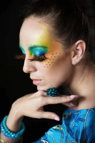 Mulher com penteado de moda e maquiagem — Fotografia de Stock