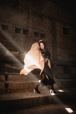 kadın beyaz bir manto