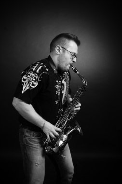 Saksafon çalan adam