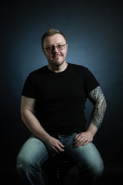 Studio gülümseyen adam