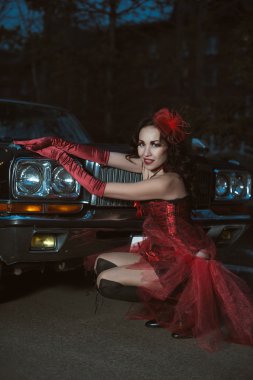 kadının yanına araba