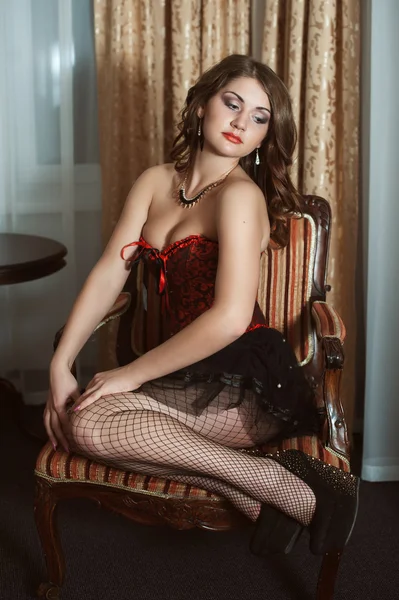 Femme sur chaise — Photo