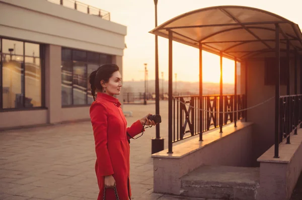 Woman holds camera — Stock Photo, Image