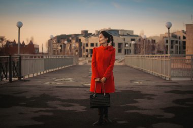 Kırmızılı kadın