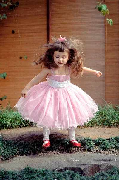 Küçük kız zıplıyor.