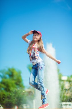 çeşmenin yanında küçük bir kız