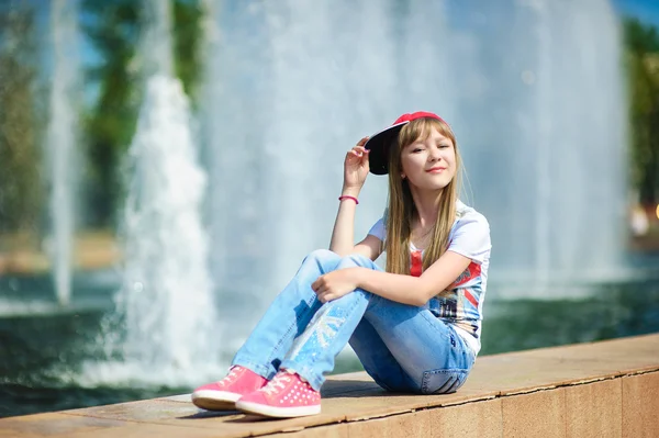 Menina perto da fonte — Fotografia de Stock