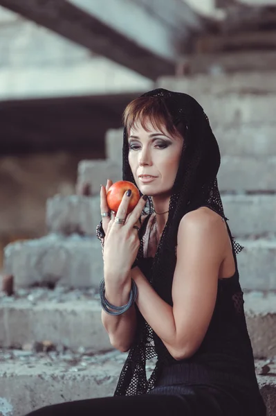 Femme avec pomme dans un immeuble abandonné — Photo