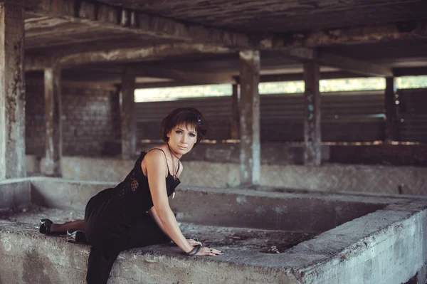 Woman in abandon building — Stock Photo, Image