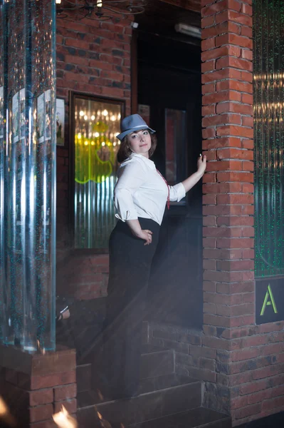 Frau steht in der Nähe von Restaurant — Stockfoto