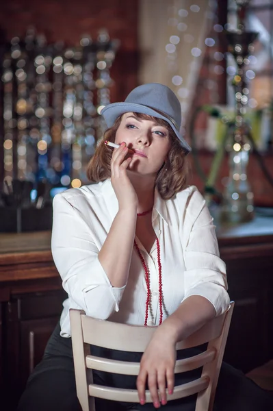Mujer fumando cigarrillo en restaurante — Foto de Stock