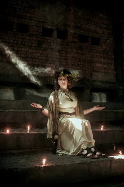 çelenk mumlar arasında kadın