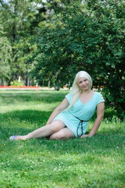 çimenlerin üzerinde poz sarışın