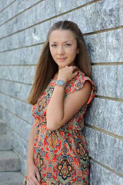 kadın break duvara karşı