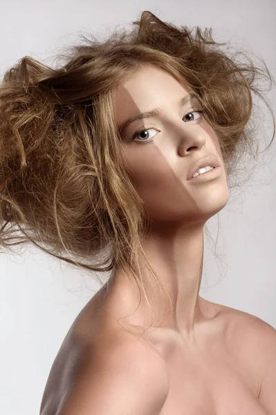 Kobieta z idealny makijaż i fryzurę — Zdjęcie stockowe