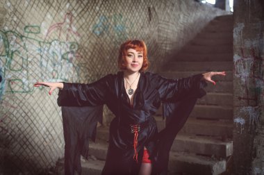 gyömbér nő fekete köpeny