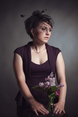 Boncuk ile şapkalı bir kadın