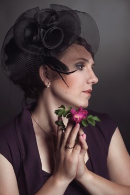 Boncuk ile şapkalı bir kadın