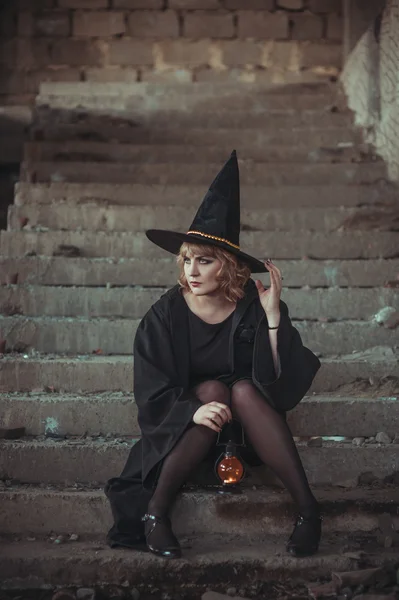 Cadı kostümlü kadın