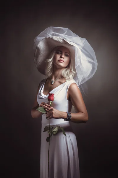 Menina loira em vestido branco e chapéu — Fotografia de Stock