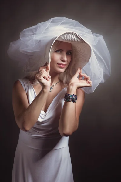 금발 소녀 흰색 드레스와 모자 — 스톡 사진