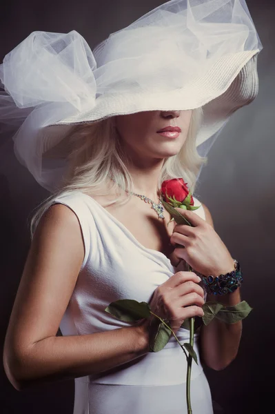 Menina loira em vestido branco e chapéu — Fotografia de Stock