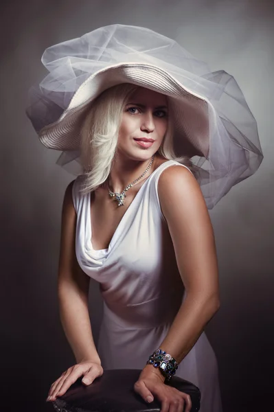 白いドレスと帽子でブロンドの女の子 — ストック写真