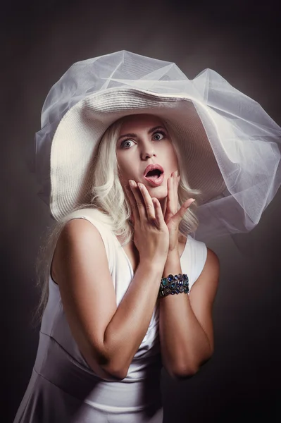 Menina loira em vestido branco e chapéu — Fotografia de Stock