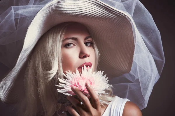 Chica rubia en vestido blanco y sombrero — Foto de Stock