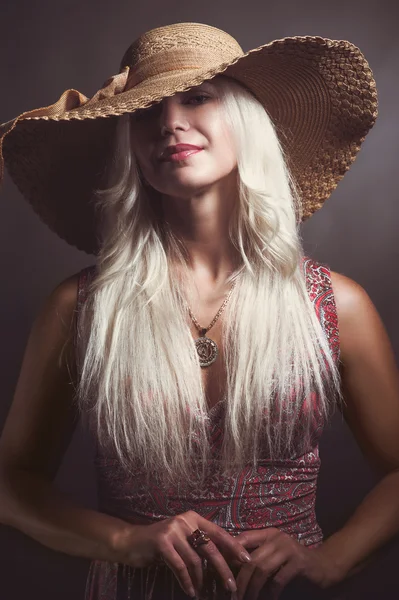 Mooie blonde cowgirl — Stockfoto