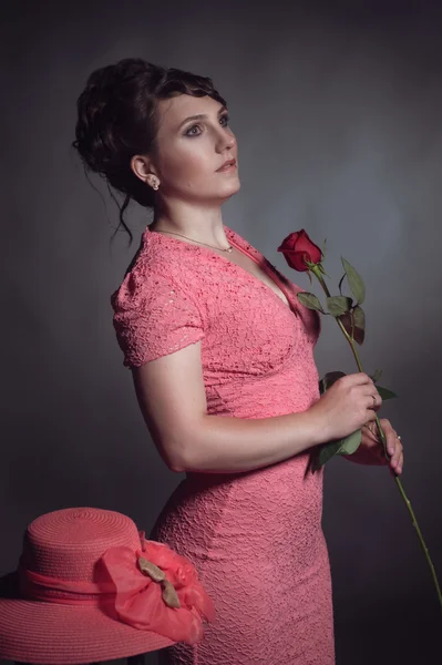 Brünette Frau im rosa Kleid — Stockfoto