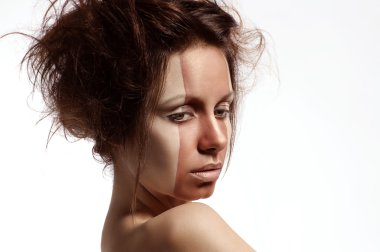 kadın mükemmel makyaj ve saç modeli ile