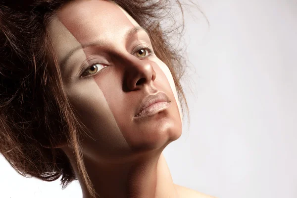 Mujer con maquillaje y peinado perfectos — Foto de Stock