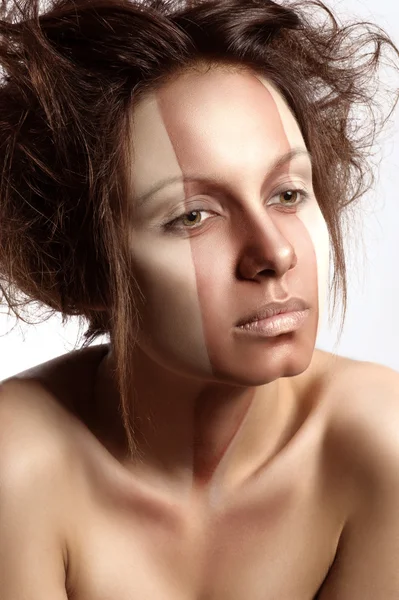 Mujer con maquillaje y peinado perfectos — Foto de Stock