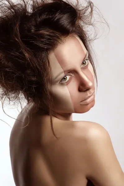 Femme avec un maquillage parfait et coiffure — Photo