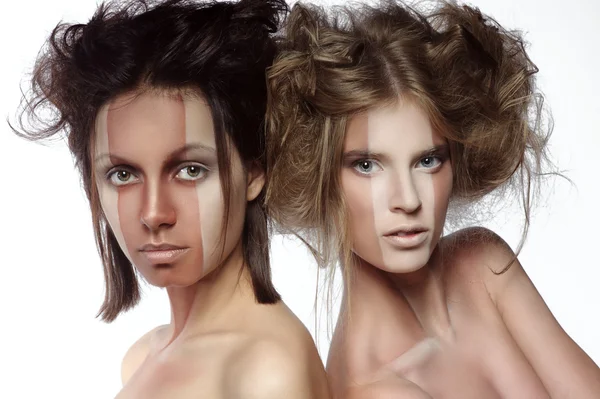Mulher com maquiagem perfeita e penteado — Fotografia de Stock