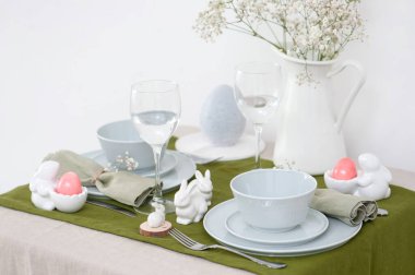 Mavi tabaklı güzel Paskalya sofrası.