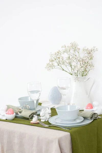 Piękny Stół Wielkanocny Niebieskim Talerzem — Zdjęcie stockowe