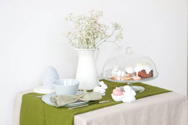 Mavi tabaklı güzel Paskalya sofrası.